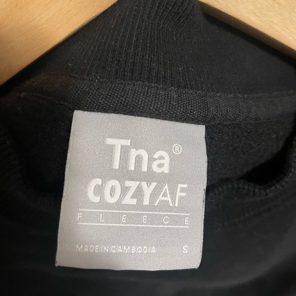 Aritzia Cozy Fleece Crew -Black - Picture 4 of 5